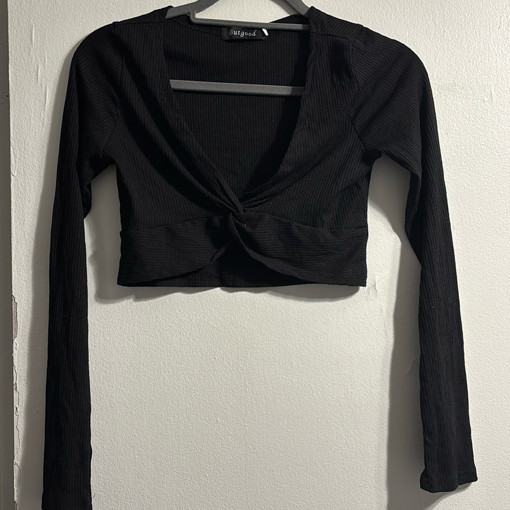 black long sleeve crop top
